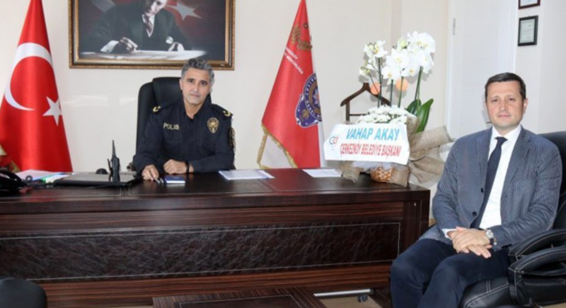 BAŞKANIMIZ AKAY’DAN EMNİYET MÜDÜRÜ TOPKAYA’YA HAYIRLI OLSUN ZİYARETİ